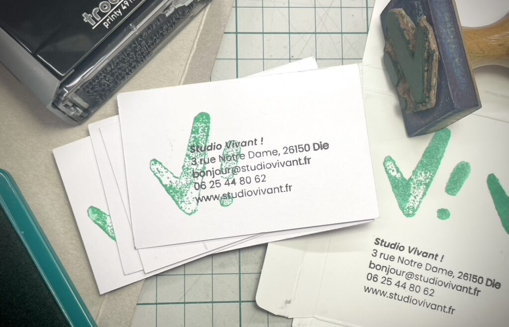 Cartes de visites avec tampon encreur pour le texte et tampon fait main pour le logo.